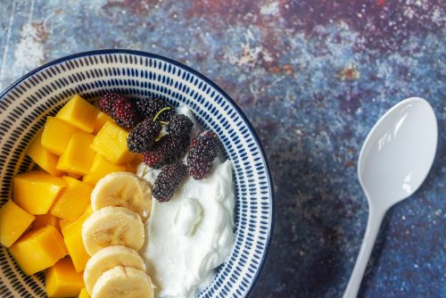 Alt text:
Greek yogurt bowl with mango, banana, and mulberries, a nutrient-dense pre-workout snack full of protein, carbs, and antioxidants.